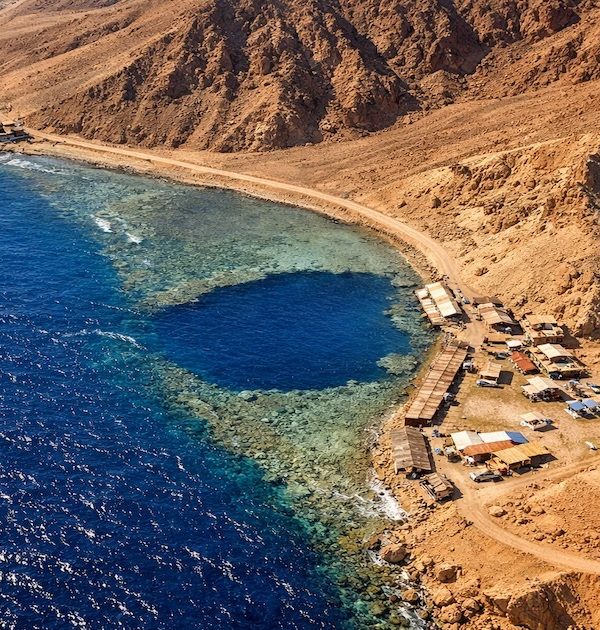 Vista aerea del Blue Hole Buco Blu di Dahab con barriera corallina e acque turchesi nel Mar Rosso