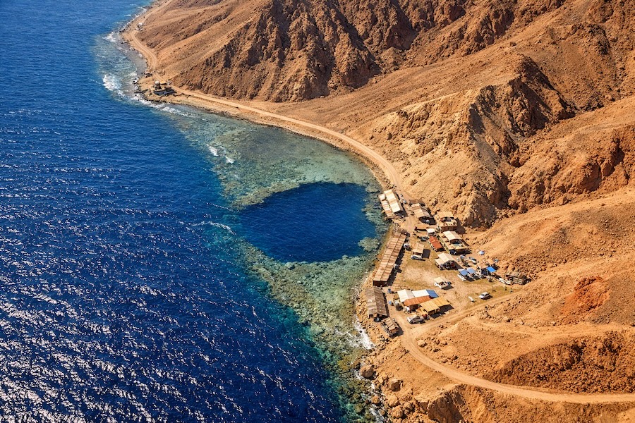 Vista aerea del Blue Hole Buco Blu di Dahab con barriera corallina e acque turchesi nel Mar Rosso