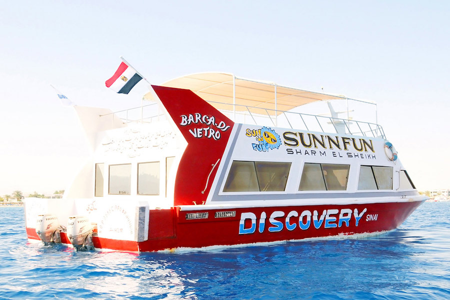 Barca con fondo di vetro a Sharm El Sheikh sopra i coralli del Mar Rosso.