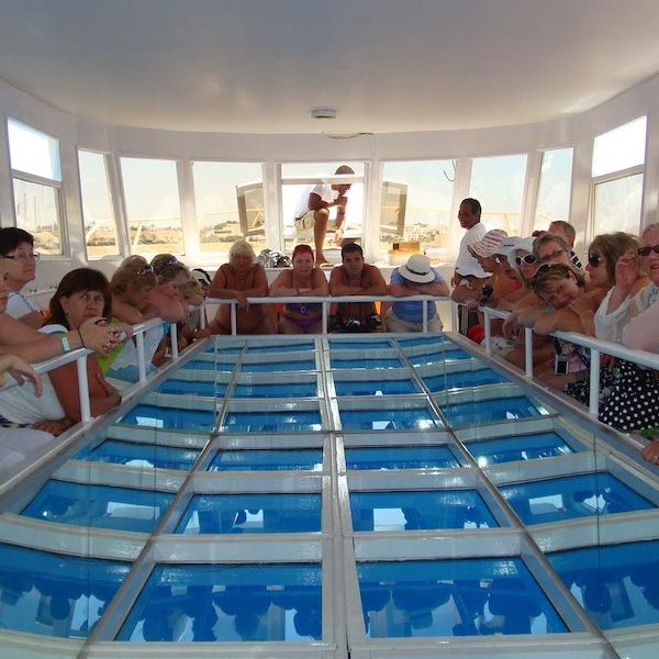 Barca con fondo di vetro a Sharm El Sheikh sopra i coralli del Mar Rosso.