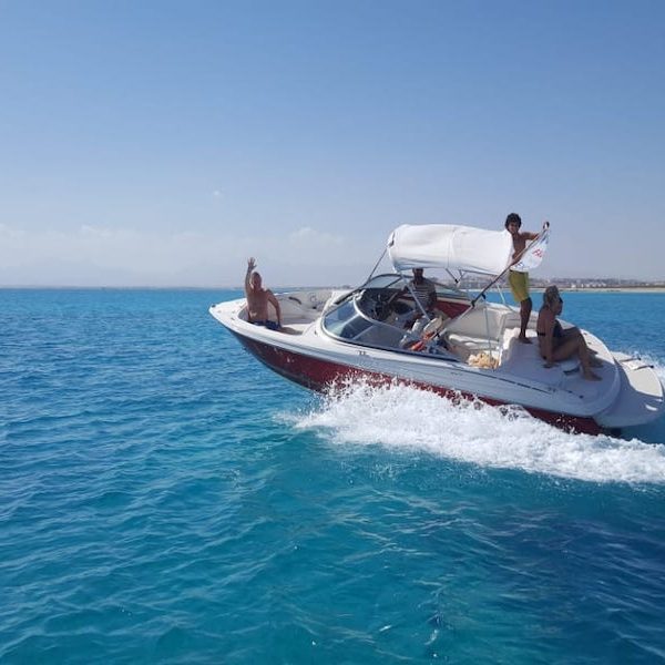 Motoscafo privato a Sharm El Sheikh nel Mar Rosso.