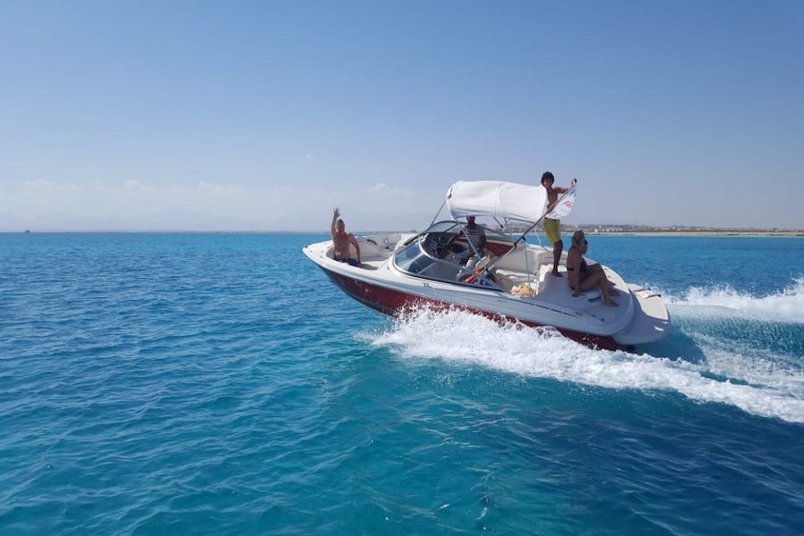 Motoscafo privato a Sharm El Sheikh nel Mar Rosso.