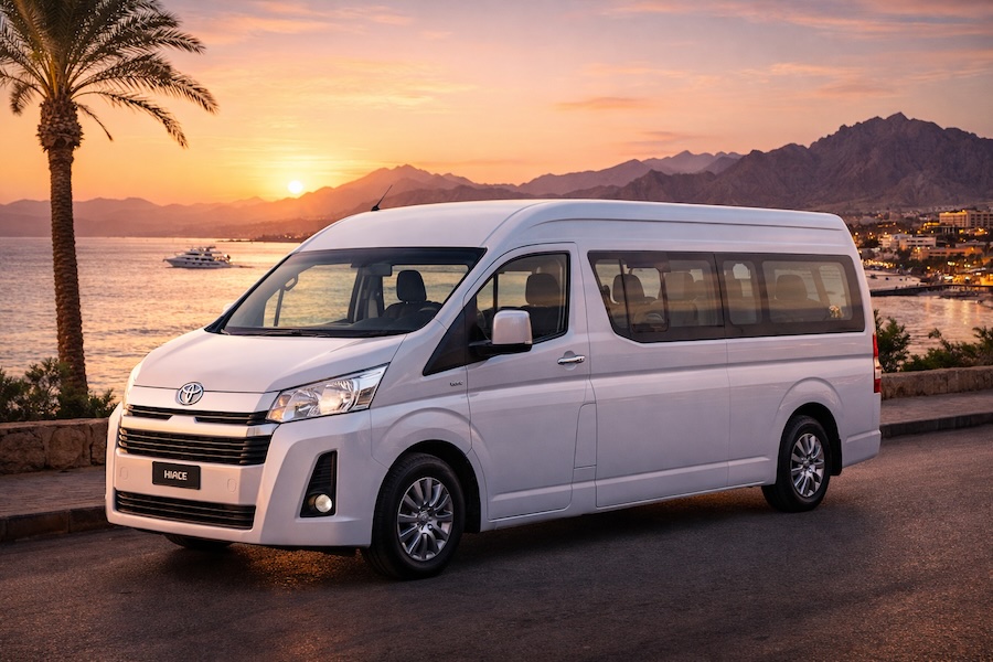 Pacchetto Transfer Serale Sharm El Sheikh con Toyota Hiace moderna sul lungomare del Mar Rosso