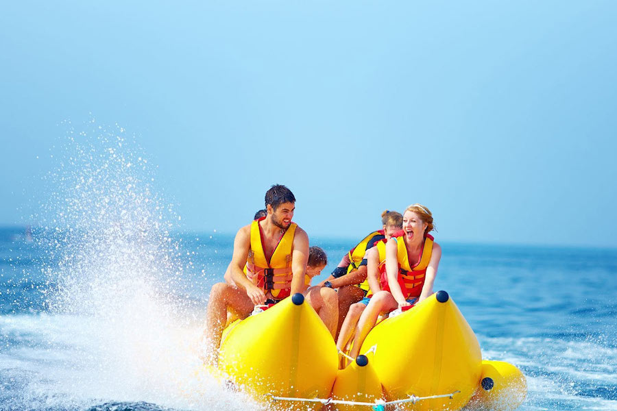 Sport acquatici a Sharm El Sheikh: parasailing, banana boat, sofa boat e glass boat sul Mar Rosso.