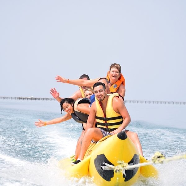 Sport acquatici a Sharm El Sheikh: parasailing, banana boat, sofa boat e glass boat sul Mar Rosso.