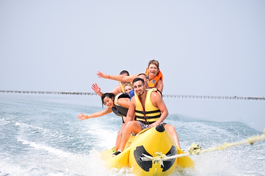 Sport acquatici a Sharm El Sheikh: parasailing, banana boat, sofa boat e glass boat sul Mar Rosso.