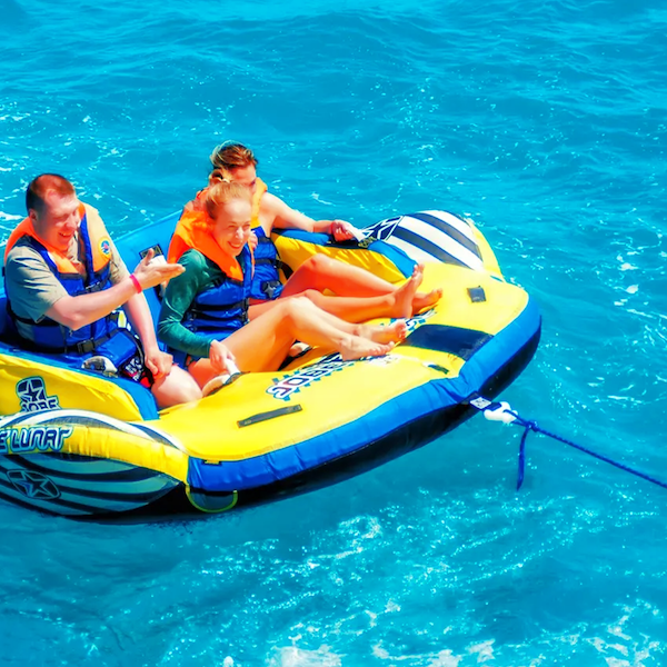 Sport acquatici a Sharm El Sheikh: parasailing, banana boat, sofa boat e glass boat sul Mar Rosso.