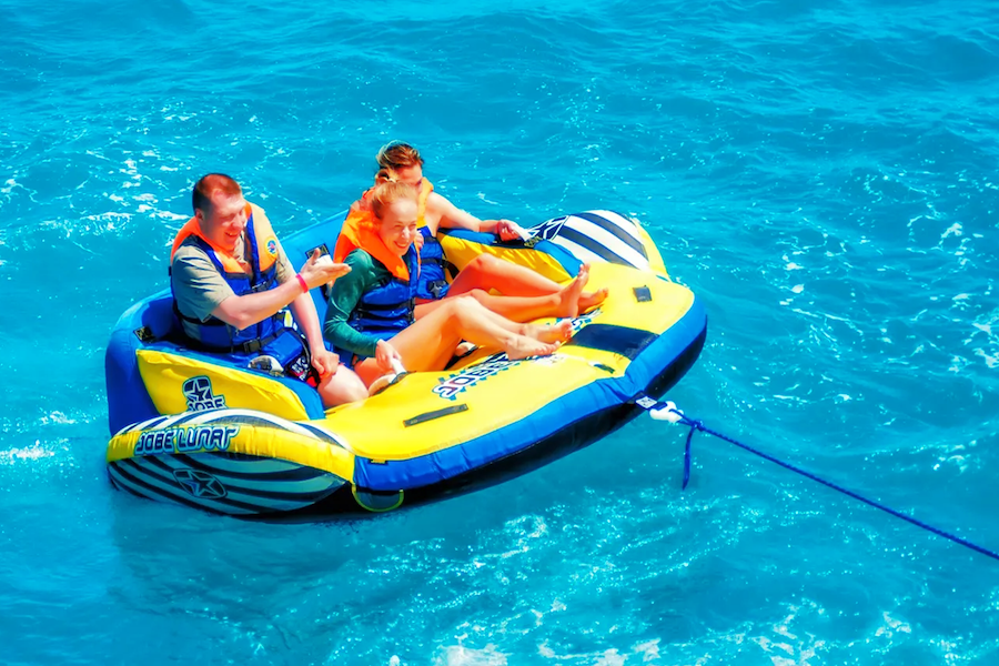 Sport acquatici a Sharm El Sheikh: parasailing, banana boat, sofa boat e glass boat sul Mar Rosso.
