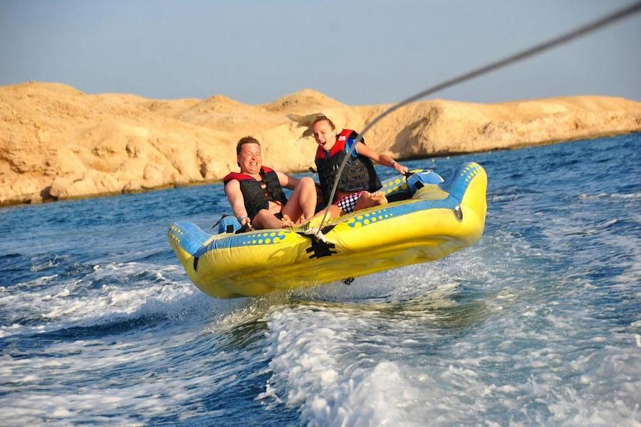 Sport acquatici a Sharm El Sheikh: parasailing, banana boat, sofa boat e glass boat sul Mar Rosso.