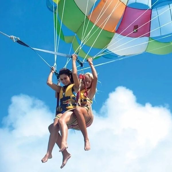 Barca del parasailing con paracadute in volo sopra le acque cristalline di Sharm El Sheikh.