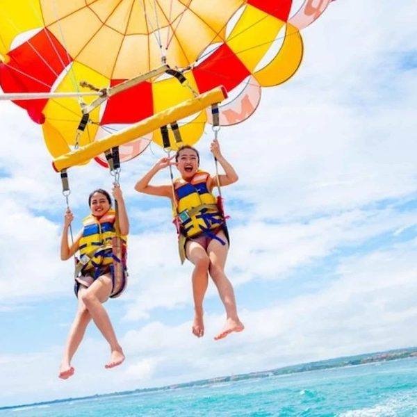 Barca del parasailing con paracadute in volo sopra le acque cristalline di Sharm El Sheikh.