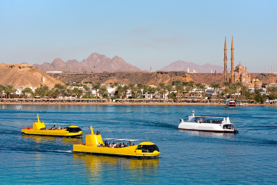 Royal Submarine Sharm El Sheikh – vista dei coralli e dei pesci tropicali attraverso le finestre panoramiche.
