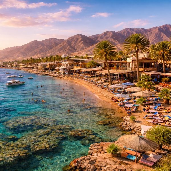 Dahab sul Mar Rosso con spiagge dorate, mare cristallino e montagne del Sinai